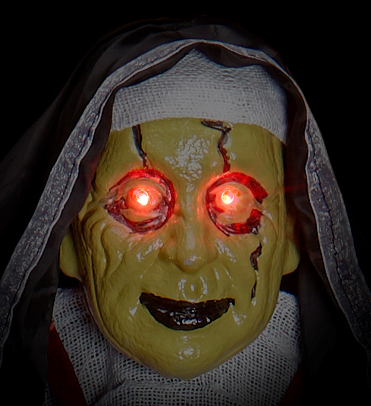 das-kost-mland-zombie-nonne-h-ngefigur-137-cm-led-augen image 3
