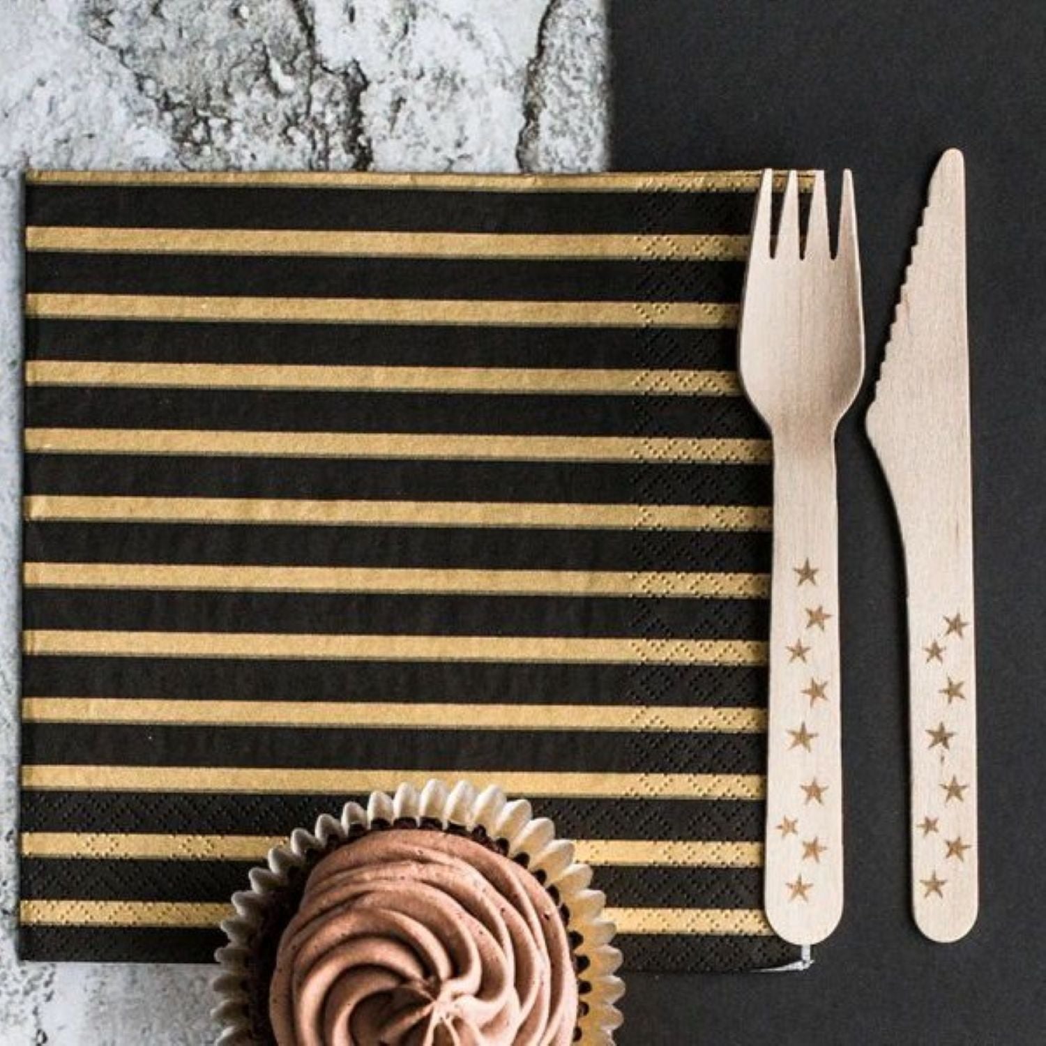 das-kost-mland-dekorationen-servietten-stripe-33x33cm-20stk-schwarz-gold image 2