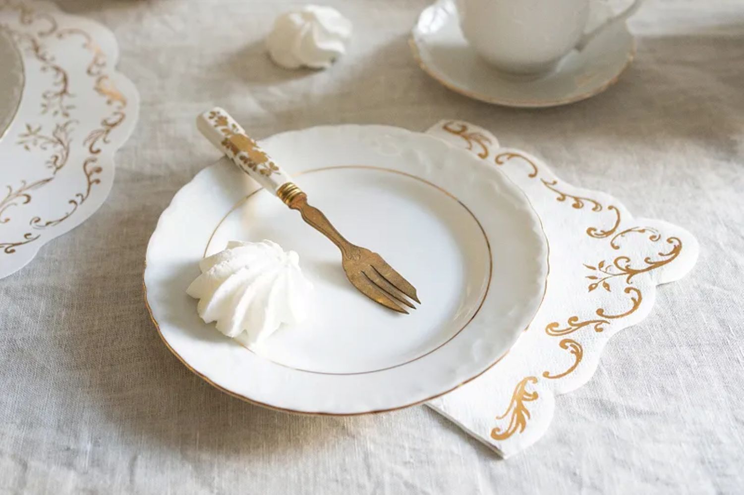 das-kost-mland-gold-ornament-servietten-wei-gold-12-stk-33x33-cm image 3