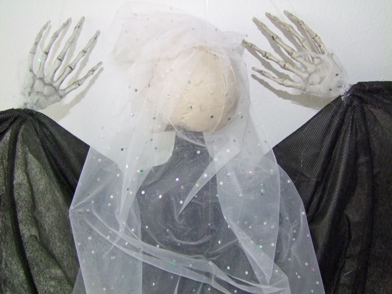 das-kost-mland-fledermaus-braut-deckenh-nger-halloween-deko-110-cm image 4