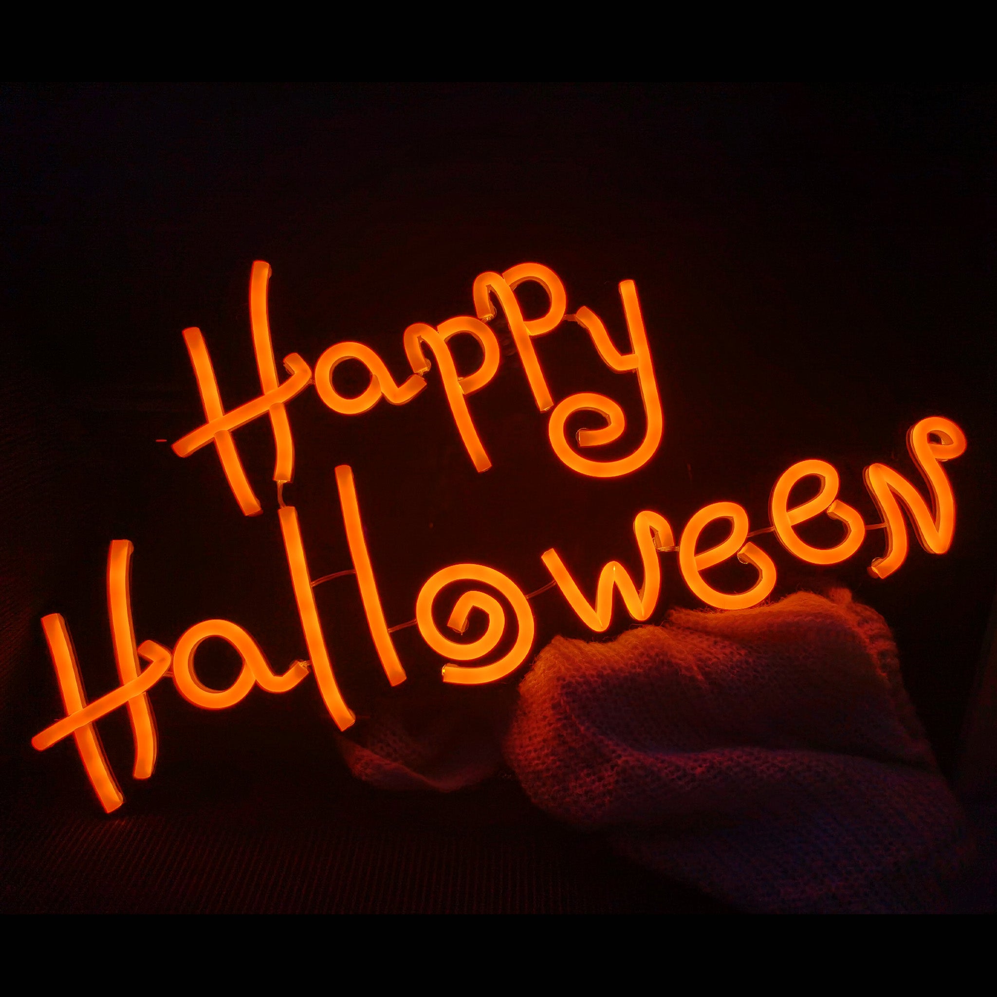 das-kost-mland-happy-halloween-neon-schriftzug-orange-60x30-cm image 2