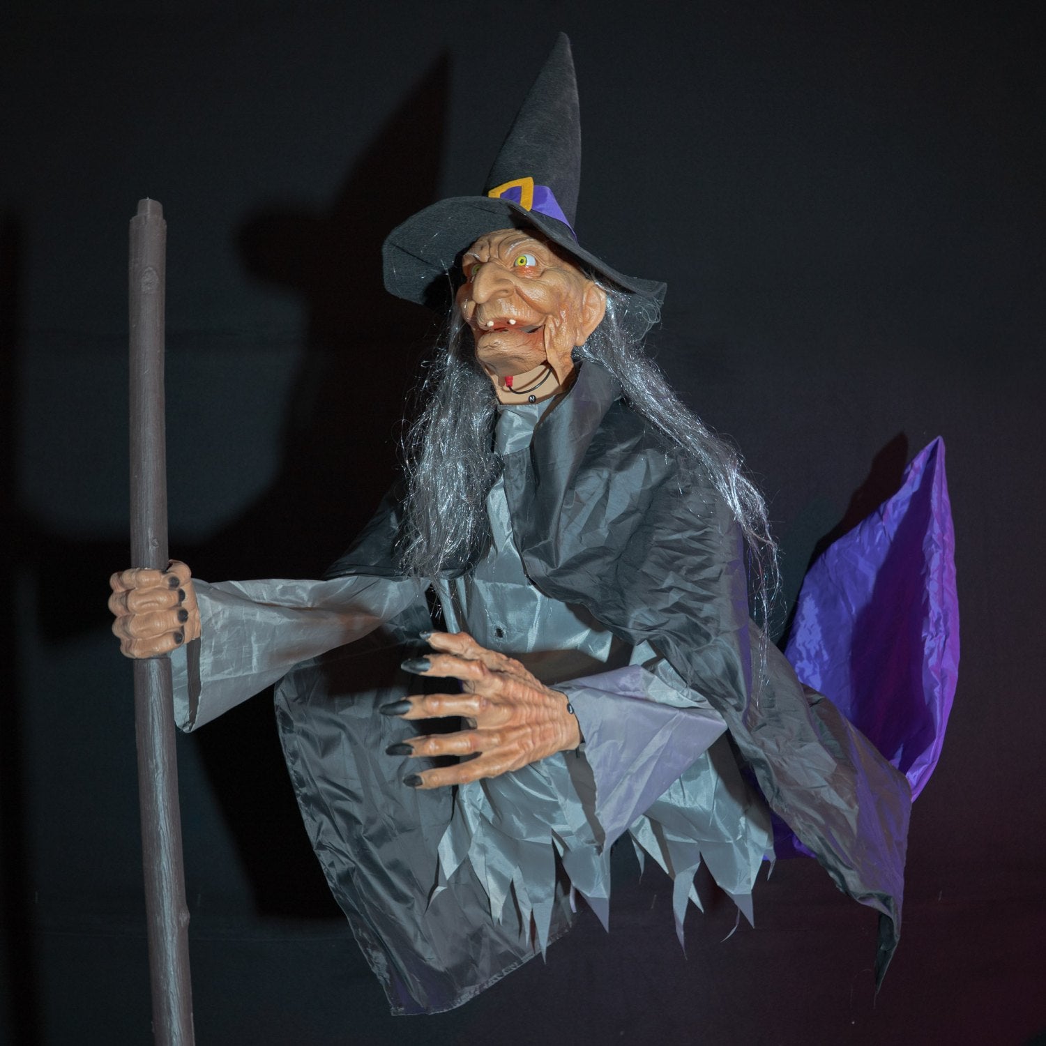 das-kost-mland-halloween-standfigur-fliegende-hexe-willa-310cm image 2