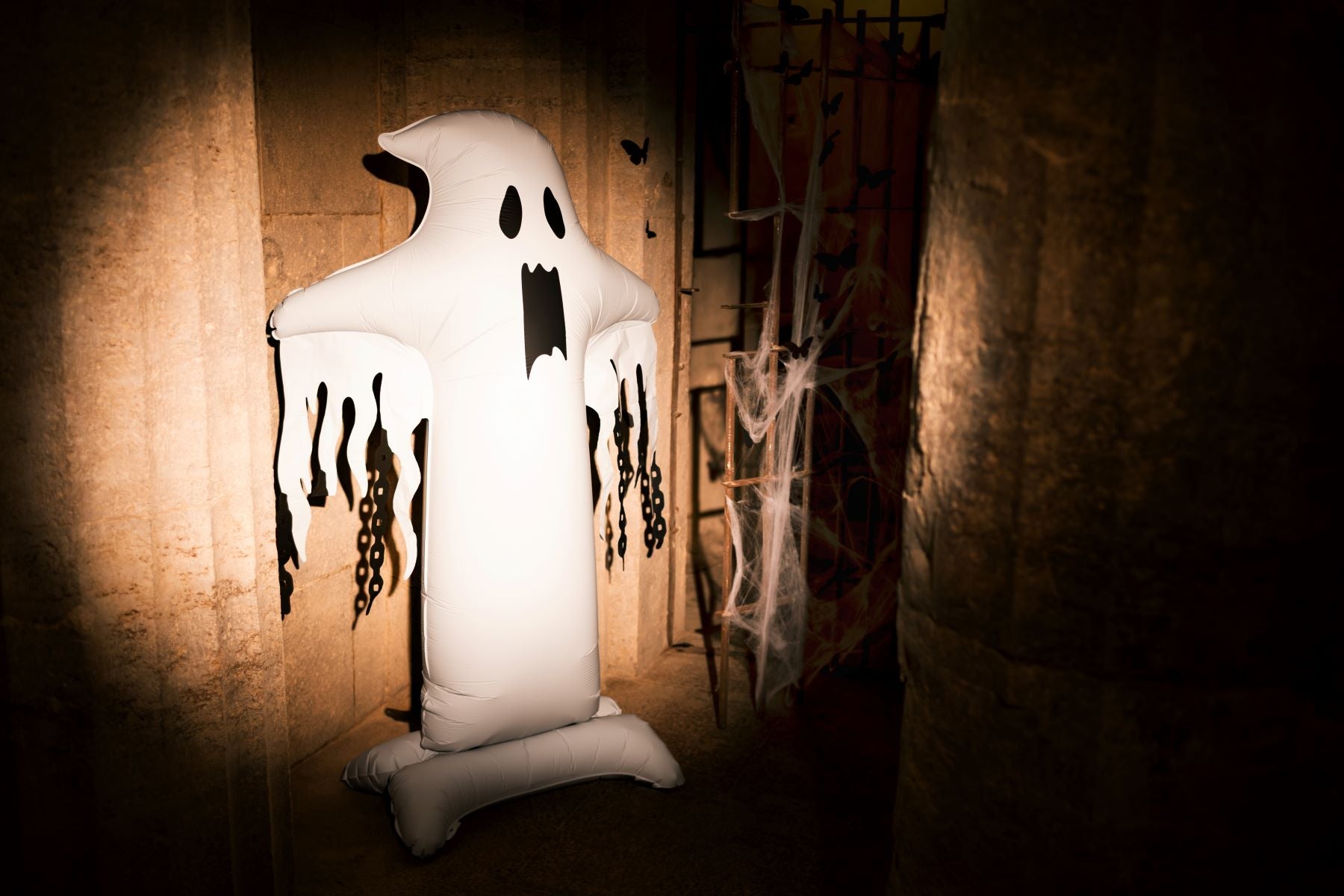 das-kost-mland-geist-folienballon-stehend-109x165cm-halloween image 3