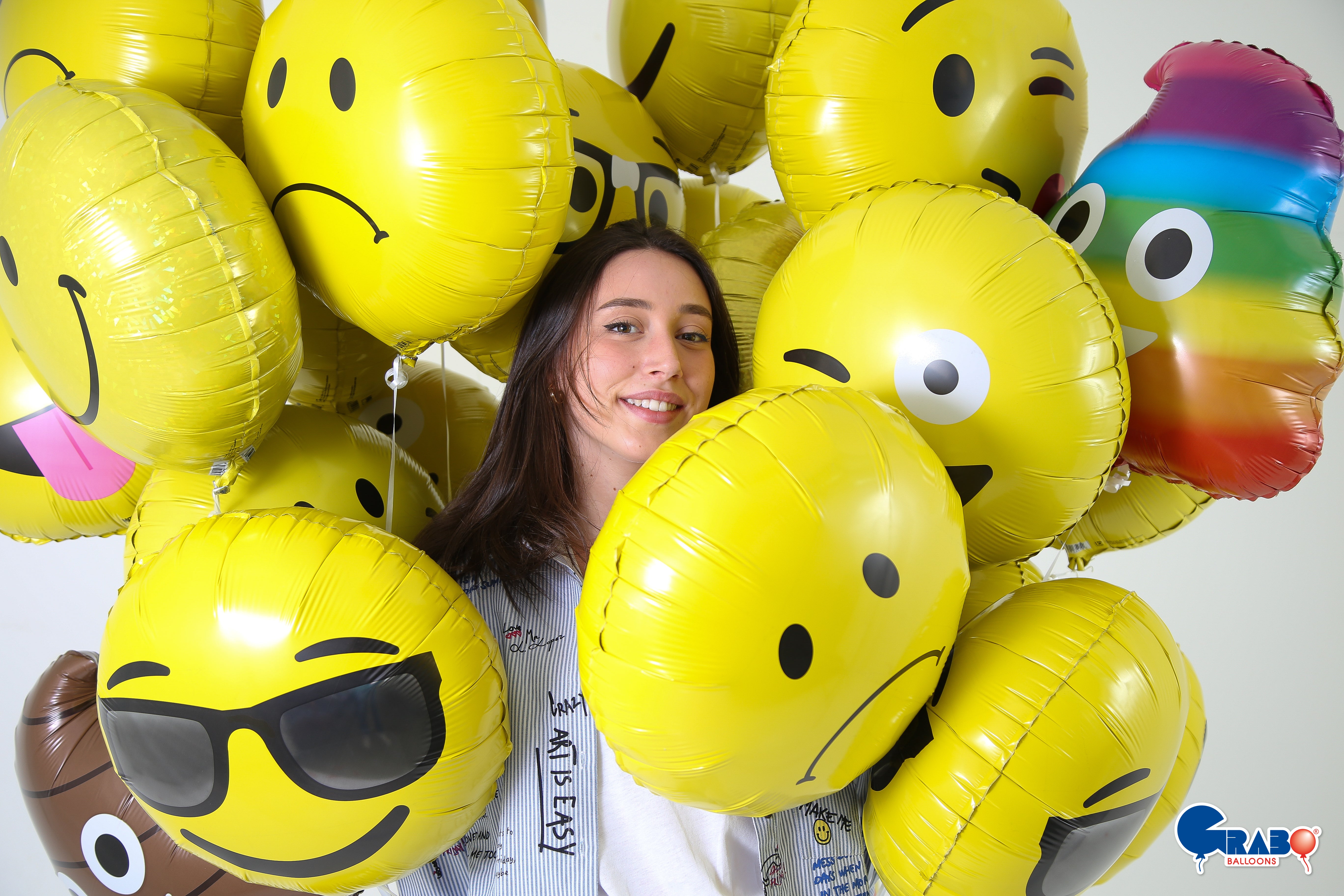 das-kost-mland-dekorationen-folienballon-emoji-hearts-46cm image 2