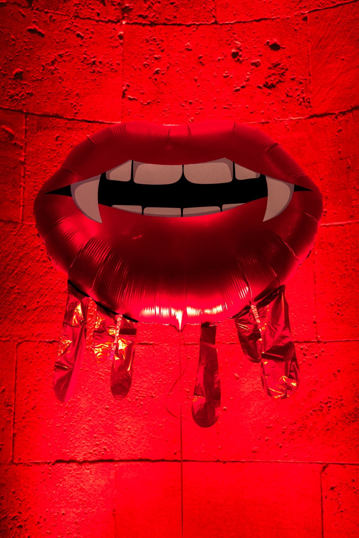 das-kost-mland-dekorationen-shape-folienballon-blutige-lippen-92x60-cm image 3