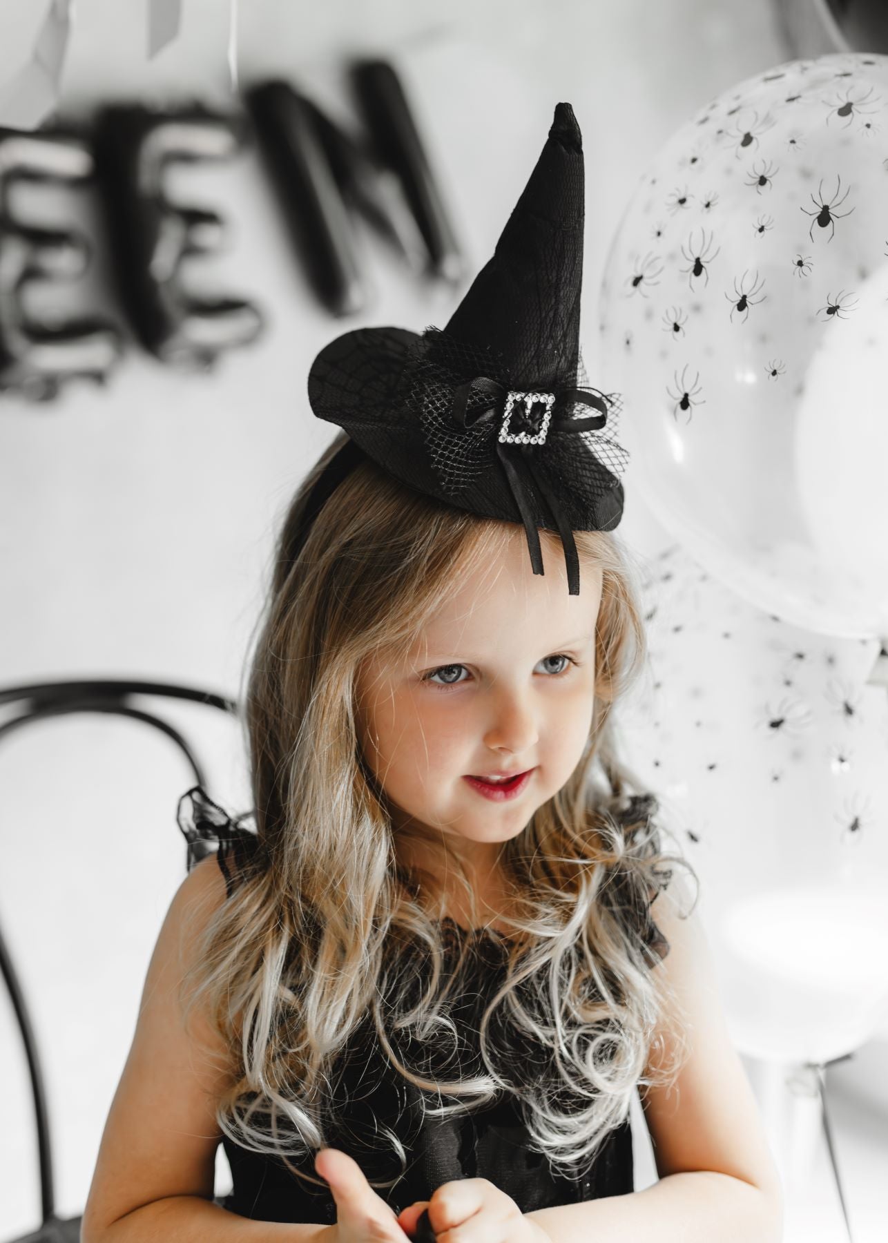 das-kost-mland-mini-hexenhut-haarreif-schwarz-halloween image 2
