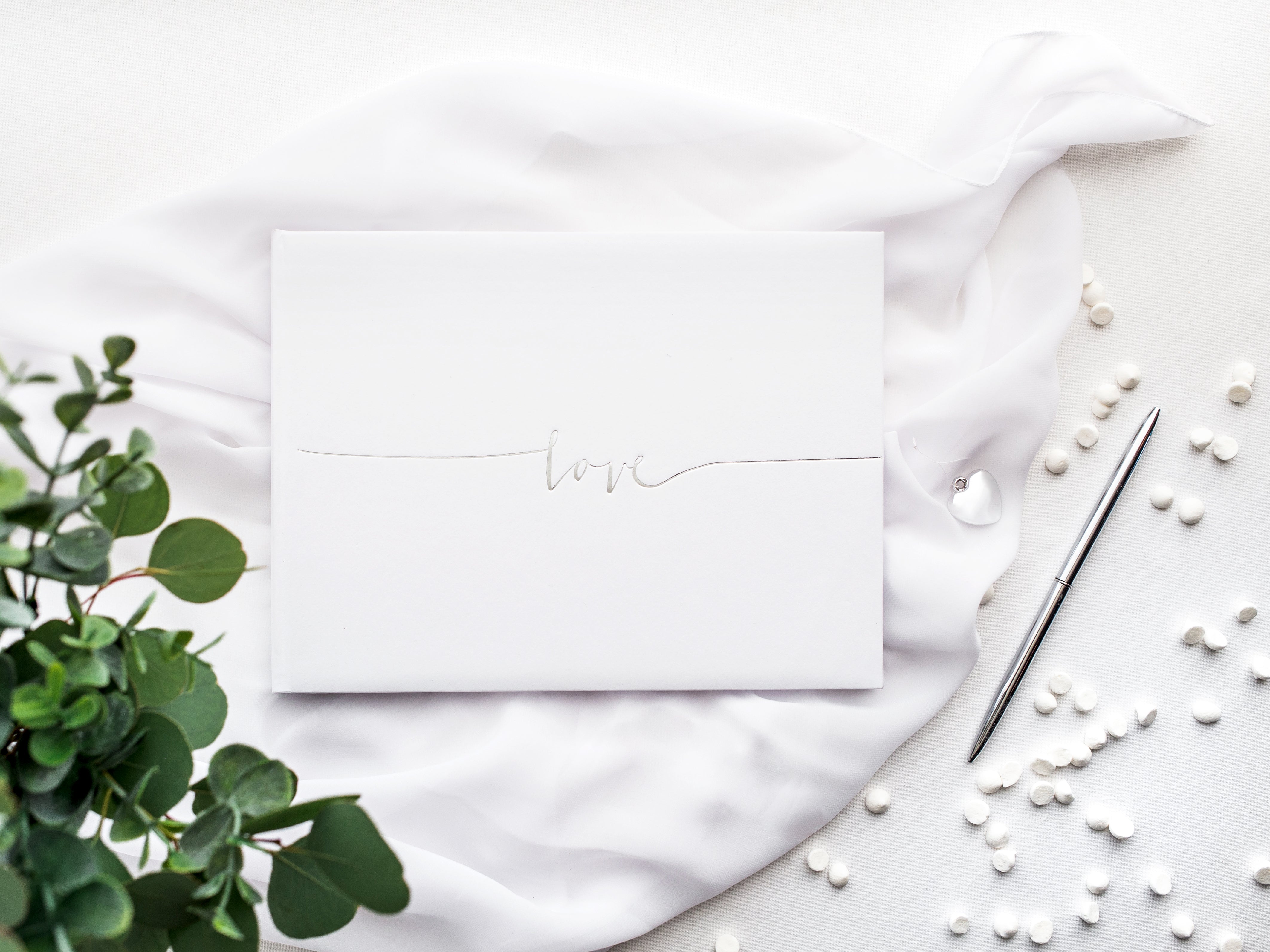das-kost-mland-g-stebuch-love-silberschrift-hochzeit-deko image 3