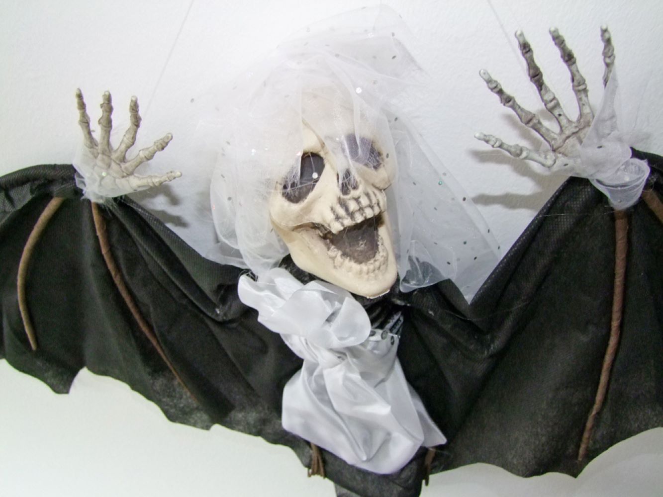 das-kost-mland-fledermaus-braut-deckenh-nger-halloween-deko-110-cm image 2