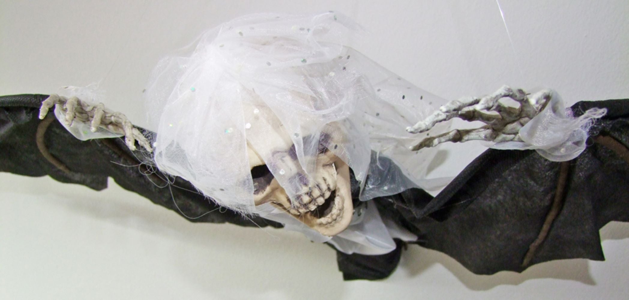 das-kost-mland-fledermaus-braut-deckenh-nger-halloween-deko-110-cm image 5