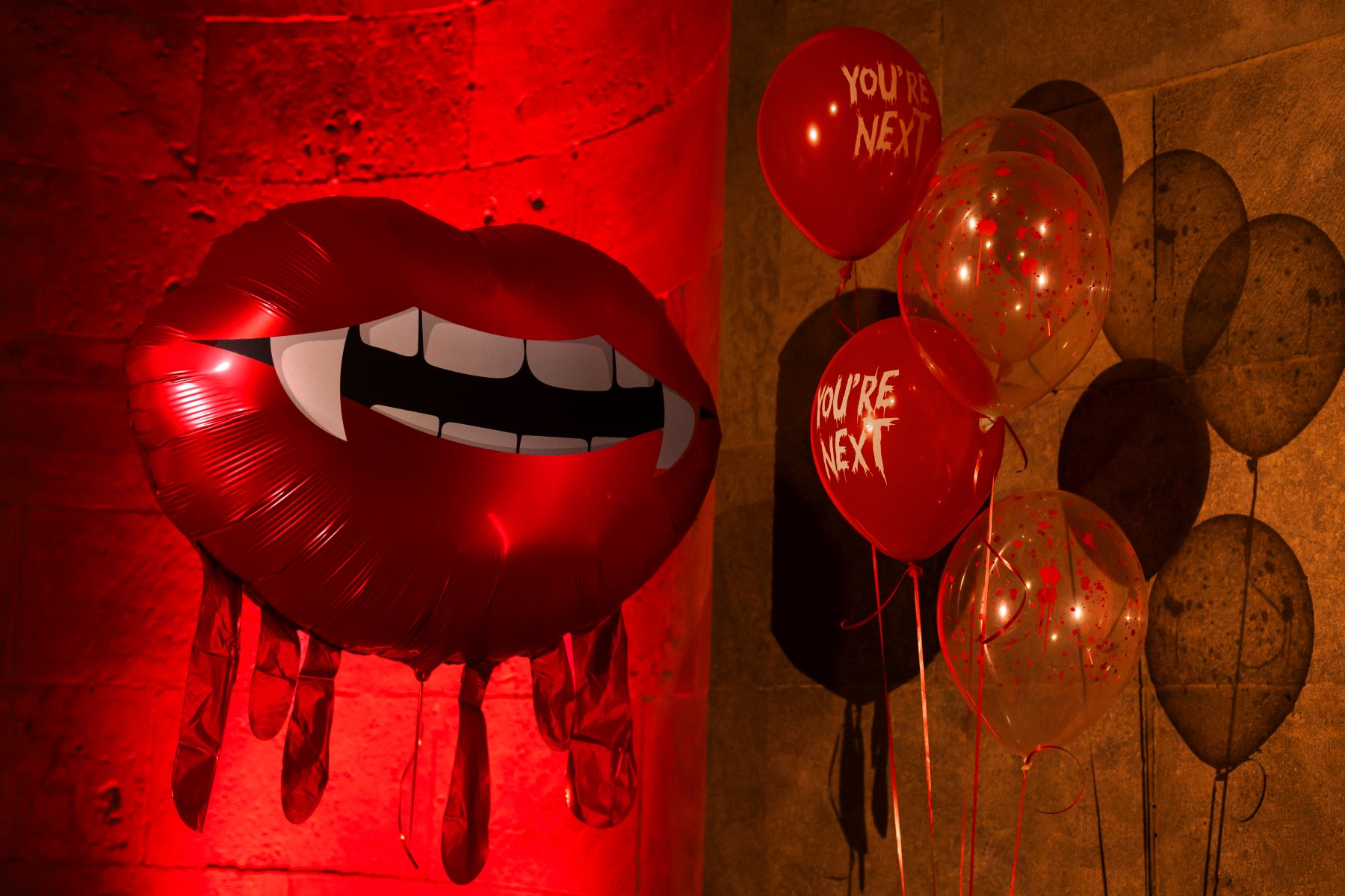 das-kost-mland-dekorationen-shape-folienballon-blutige-lippen-92x60-cm image 4